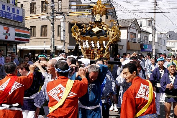 神社前通りを余裕の渡御。'13.10.06.
