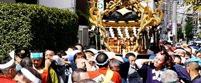 直射日光浴びながらの渡御。'13.10.06.