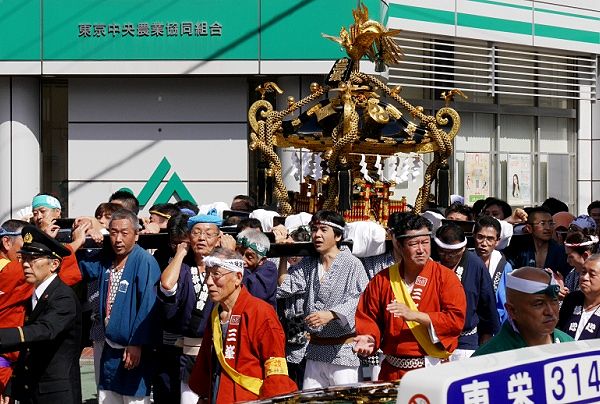 交通警備に守られ車道に出てきた宮神輿。'13.10.06.