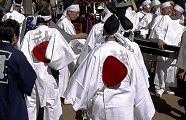 烏帽子に白装束の背に「神」。'13.10.13.