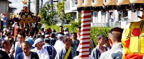 お囃子山車が宮神輿を先導。'13.10.13.
