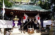 樹木に包まれた社殿にクロスの日章旗。'13.10.13.