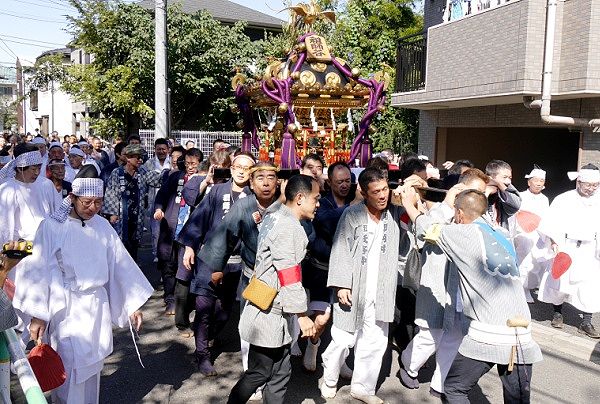 白丁に警護されての渡御。'13.10.13.