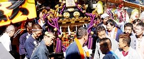 参道をよいと担ぎで。'13.10.13.