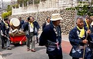 古式の榊にシメを付けた露払いと祇園ばやし。'14.04.13.