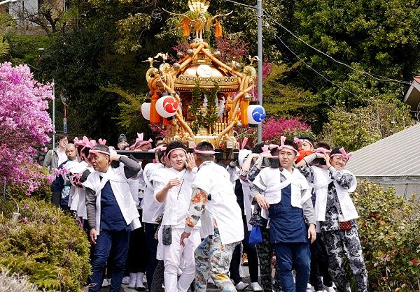 長閑な田ノ上街道をゆったり渡御。'14.04.13.