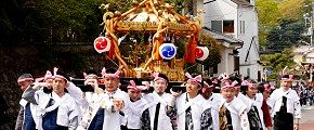 巡行中はゆったり担ぎ。'14.04.13.