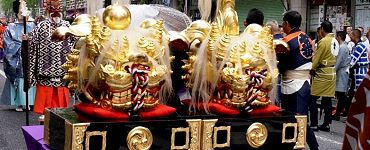 守護して先導する獅子頭。'14.05.05.
