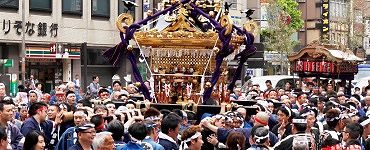 外堀通りからレンガ通りへ。'14.05.05.