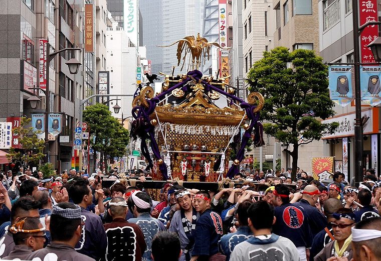 汐留シオサイト高層ビル群を背景に烏森通り渡御。'14.05.05.
