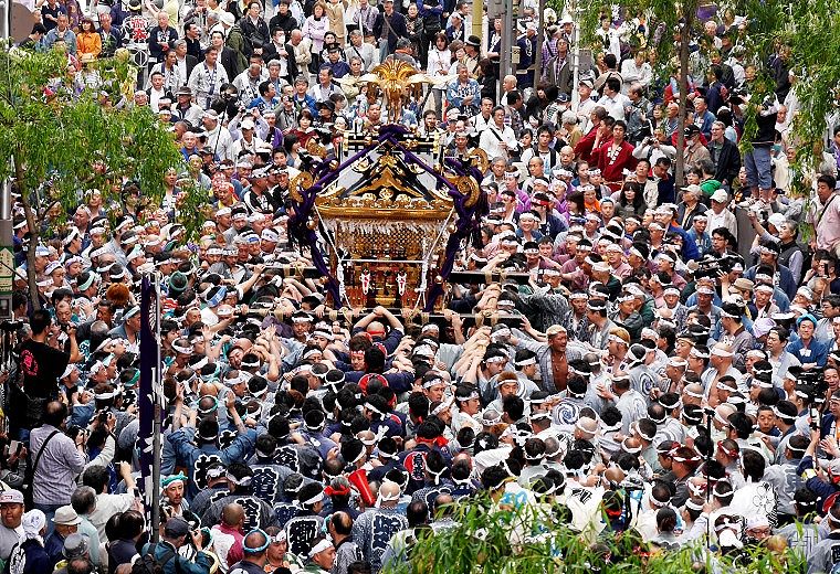 担ぎ手は興奮のるつぼ。'14.05.05.