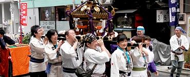 随行していく台車と小神輿。'14.05.05.