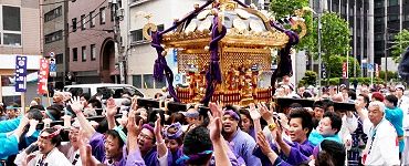 応援の担ぎ手たちの雄叫び。'14.05.05.