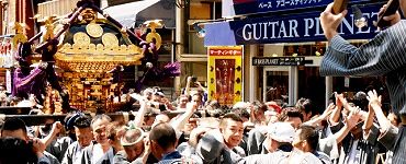 西町会お神酒所前の神輿揉み。'14.05.11.
