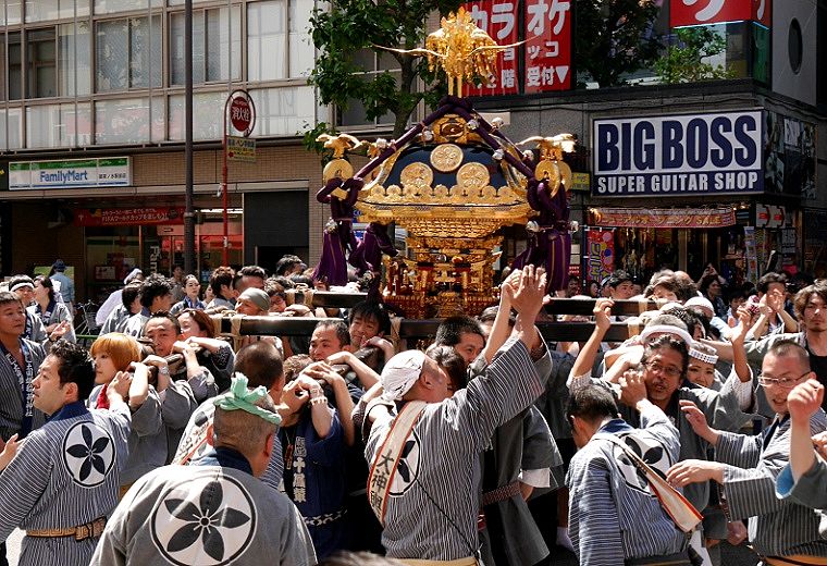 明大通りから路地中の御茶の水西町会へ。'14.05.11.