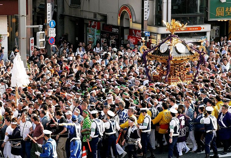 上野広小路口で台座四尺一寸の千貫神輿神輿揉み.'14.05.11.