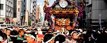 大群衆の担ぎ手達に囲まれて悠然と渡御。'14.05.11.