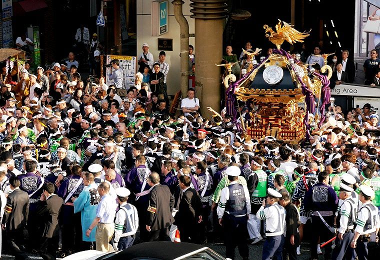 担ぎ手の躍動するパワーは圧巻。'14.05.11.