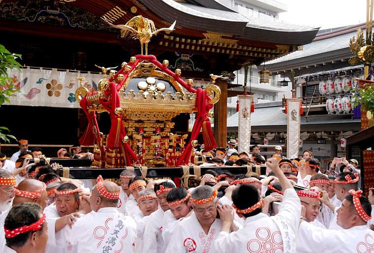拝殿前での宮出しの神輿揉み。'14.05.25.