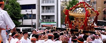 本郷四丁目で町会渡しの直前。'14.05.25.