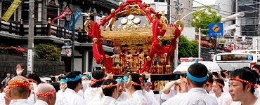 春日通りの切通を渡御。'14.05.25.