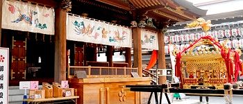 拝殿前に鎮座する宮神輿。'14.05.25.