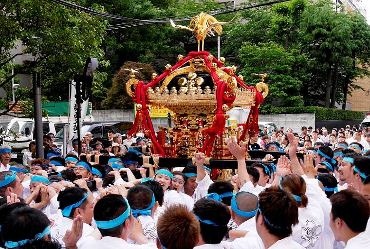 囃し立てる天一町会の担ぎ。'14.05.25.