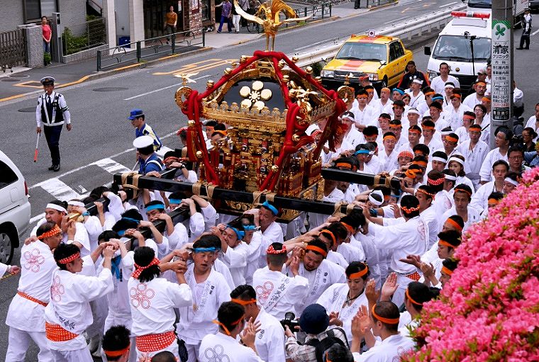 春日通りの切通を登ってくる。'14.05.25.