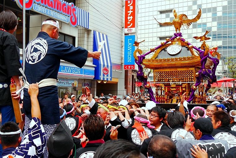 北大門町での神輿受け渡し。'14.05.25.