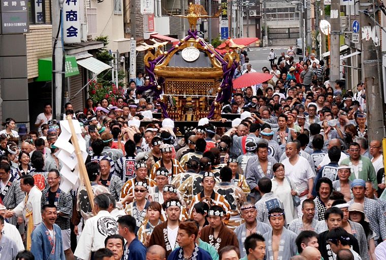 悠然と黒門町を渡御。'14.05.25.