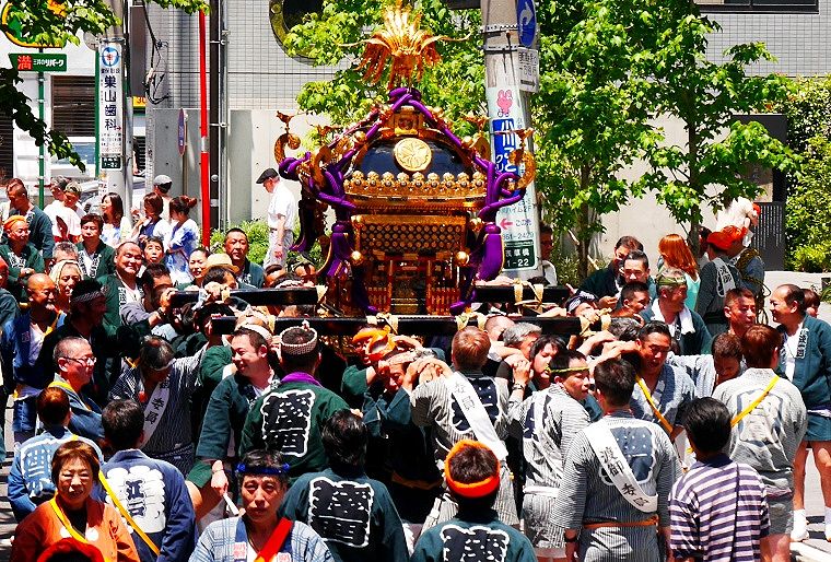 銀杏岡八幡神社の宮神輿。'14.06.01.