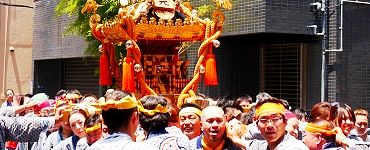 間際まで担ぐ宮元町会の神輿。'14.06.01.
