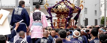 受け渡直前の神輿揉み。'14.05.25.