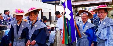 浅草橋駅前で休息。'14.06.01.