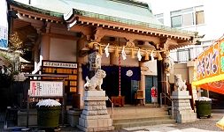 江戸通りに面してながら人陰なく寂しい社殿。'14.06.01.