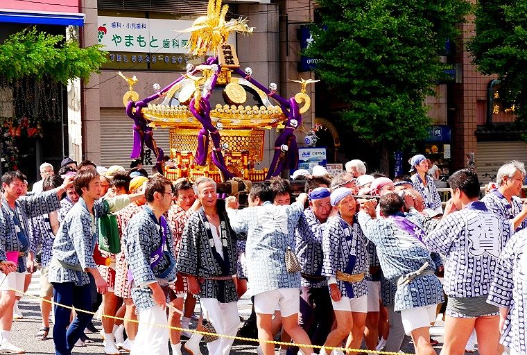 須賀神社の宮神輿が柳橋中央通りへ。'14.06.01.