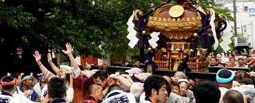 神社鳥居前へ。'14.06.08.