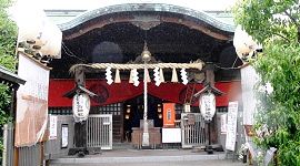 小雨に煙る社殿。'14.06.08.