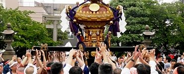 拝殿前で差し上げ。'14.06.08.