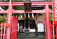 境内の口入稲荷社は初午祭で賑わう。'14.06.08.