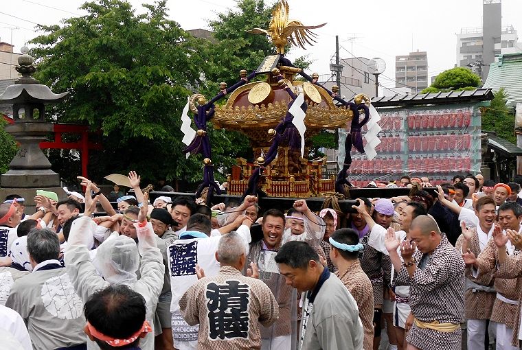 境内で宮出しの神輿揉み。'14.06.08.