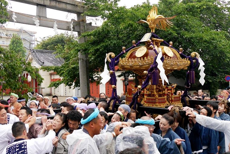 小雨のなか宮出し道中で神社鳥居前に戻ってきた宮神輿。'14.06.08.