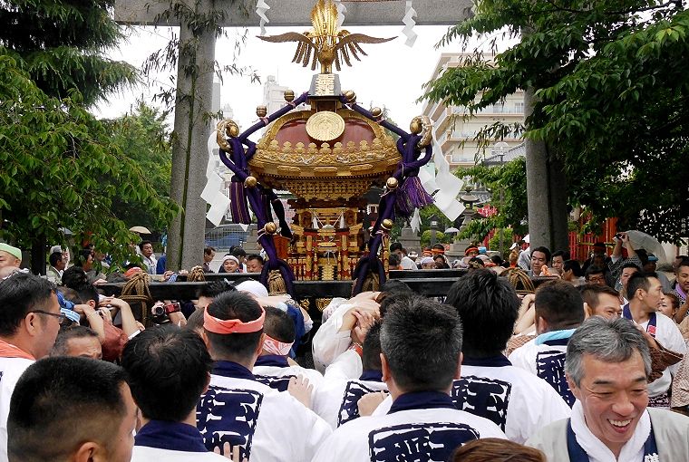 神社前通りへの宮出し。'14.06.08.