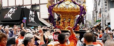 神輿責任者が手振り指揮。'14.06.08.