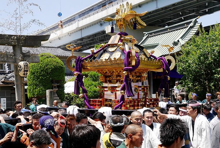 渡御途中の隅田川神社から宮出し。'14.06.15.