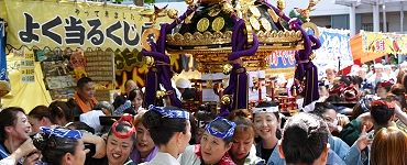 夜店並ぶ参道を舩霊社が。'14.06.15.