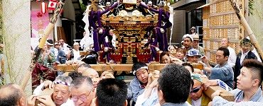 鳥居から宮出し。'14.07.13.