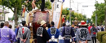 神輿の後方で撥を叩く。'14.07.13.