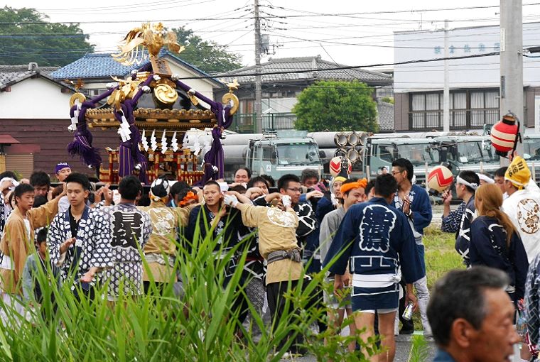路地中の休息所へ入り込む。'14.07.13.