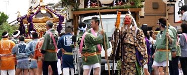 街道の樹木屋で休息後の渡御。'14.07.20.